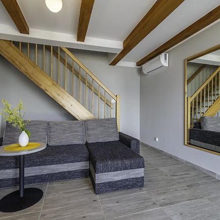 Frajda Domki - Apartamenty 6-Osobowe - Salon I Dwie Sypialnie Oraz Studia 4-Osobowe - Pokoj Z Aneksem Kuchennym Rewal Exterior photo