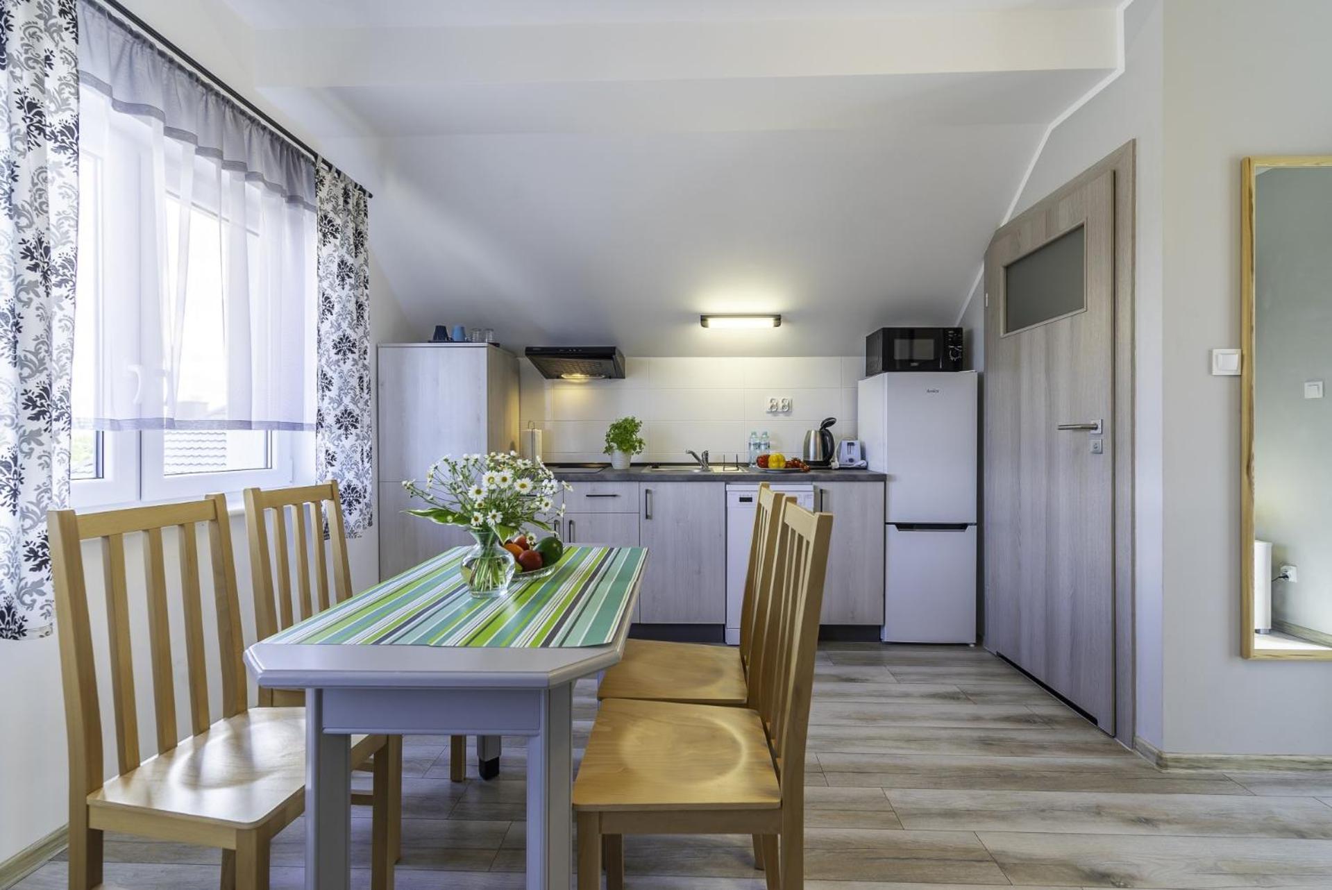 Frajda Domki - Apartamenty 6-Osobowe - Salon I Dwie Sypialnie Oraz Studia 4-Osobowe - Pokoj Z Aneksem Kuchennym Rewal Exterior photo