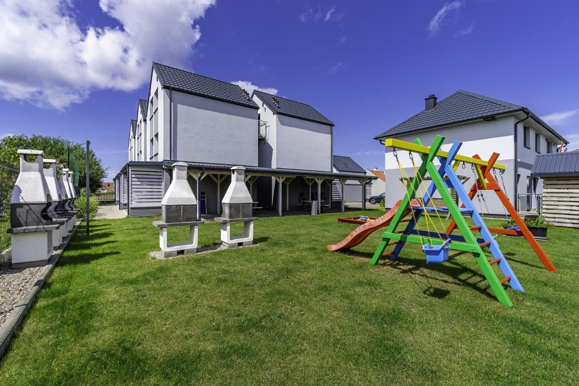 Frajda Domki - Apartamenty 6-Osobowe - Salon I Dwie Sypialnie Oraz Studia 4-Osobowe - Pokoj Z Aneksem Kuchennym Rewal Exterior photo