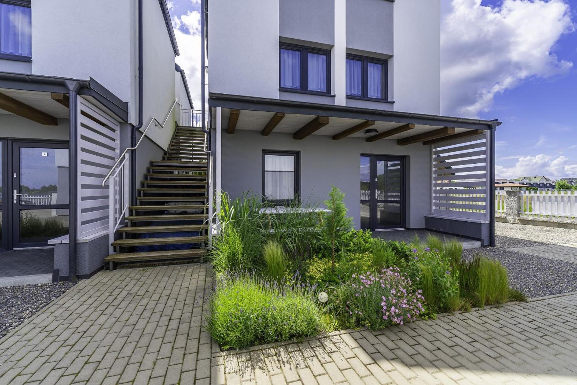 Frajda Domki - Apartamenty 6-Osobowe - Salon I Dwie Sypialnie Oraz Studia 4-Osobowe - Pokoj Z Aneksem Kuchennym Rewal Exterior photo
