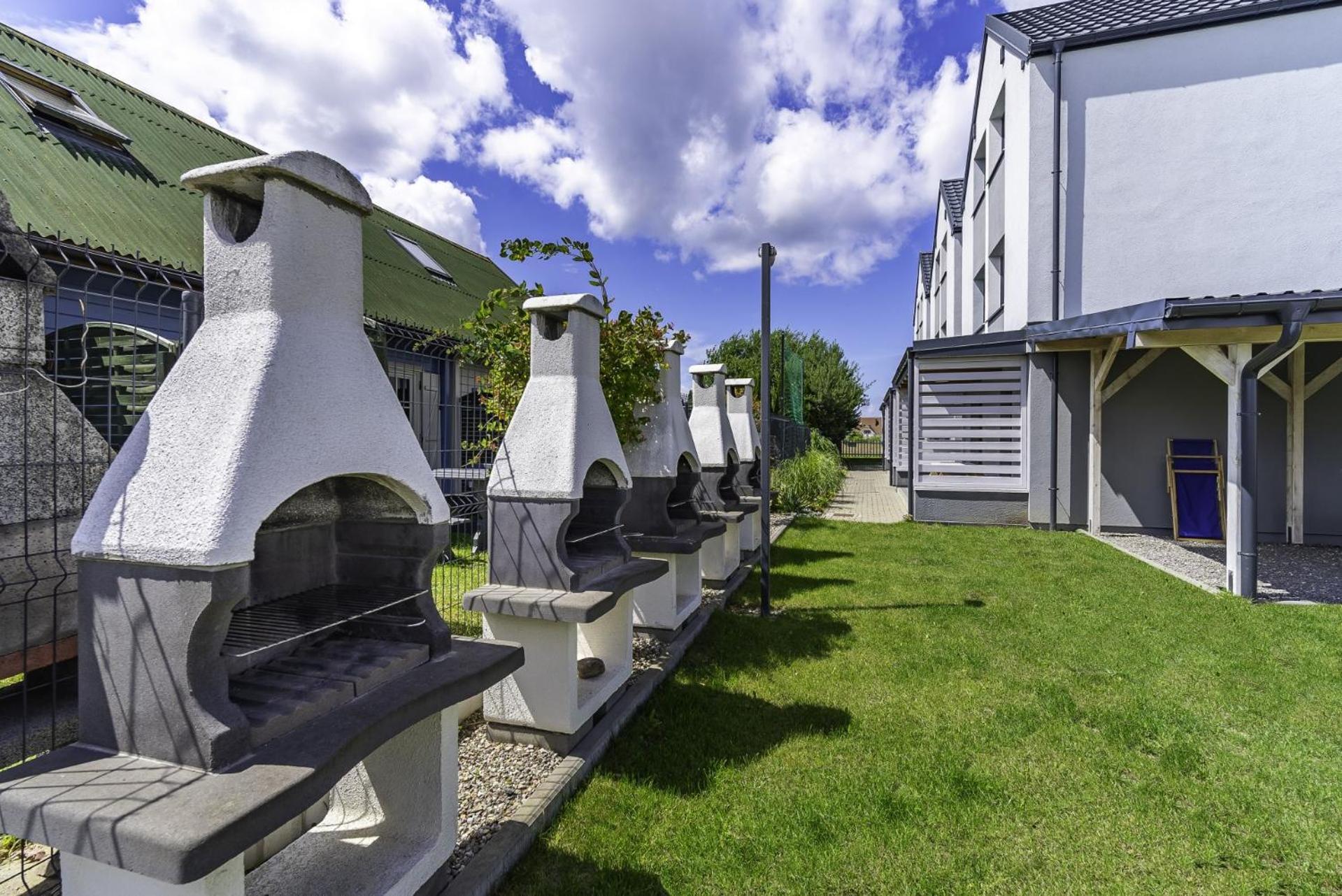 Frajda Domki - Apartamenty 6-Osobowe - Salon I Dwie Sypialnie Oraz Studia 4-Osobowe - Pokoj Z Aneksem Kuchennym Rewal Exterior photo